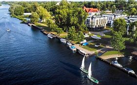 Art Marina Nad Rzeka Z Bezplatnym Parkingiem